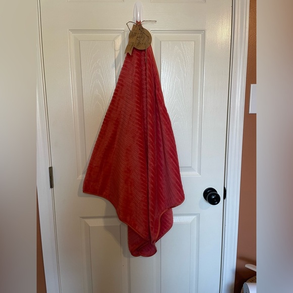 NWT Webby Luxury Bath Towel - Picture 2 of 5